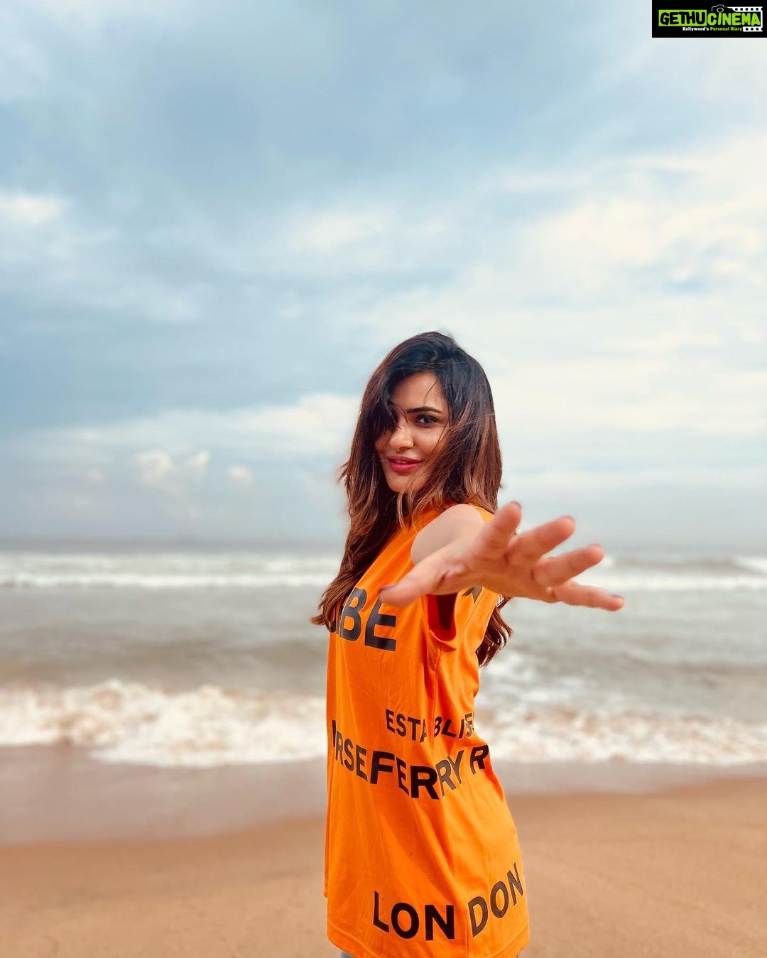 Ashu Reddy Instagram - Can't keep my hands to myself 🫠♥️ #ashureddy #beachvibes #feelalive #positivity Vizag - The City Of Destiny