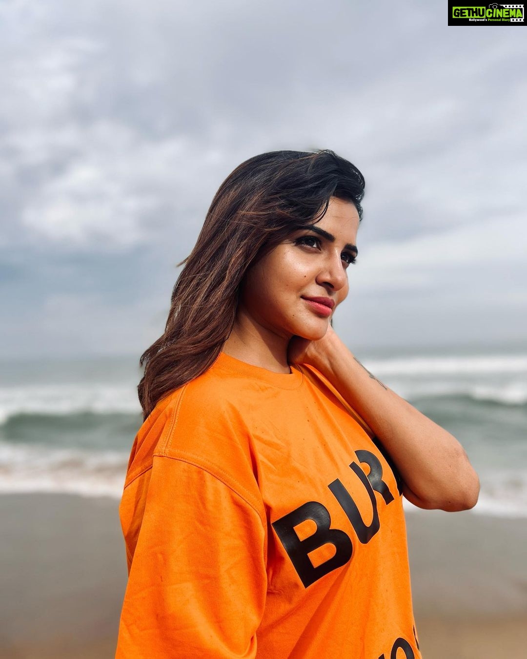 Ashu Reddy Instagram - It's a clear sky, Suryudu is manding !! 🥹😂❤️ #ashureddy #travelphotography #photoeveryday thanks for the clicks @ajay_kathurvar 🐒 #broski 🦆 @burberry