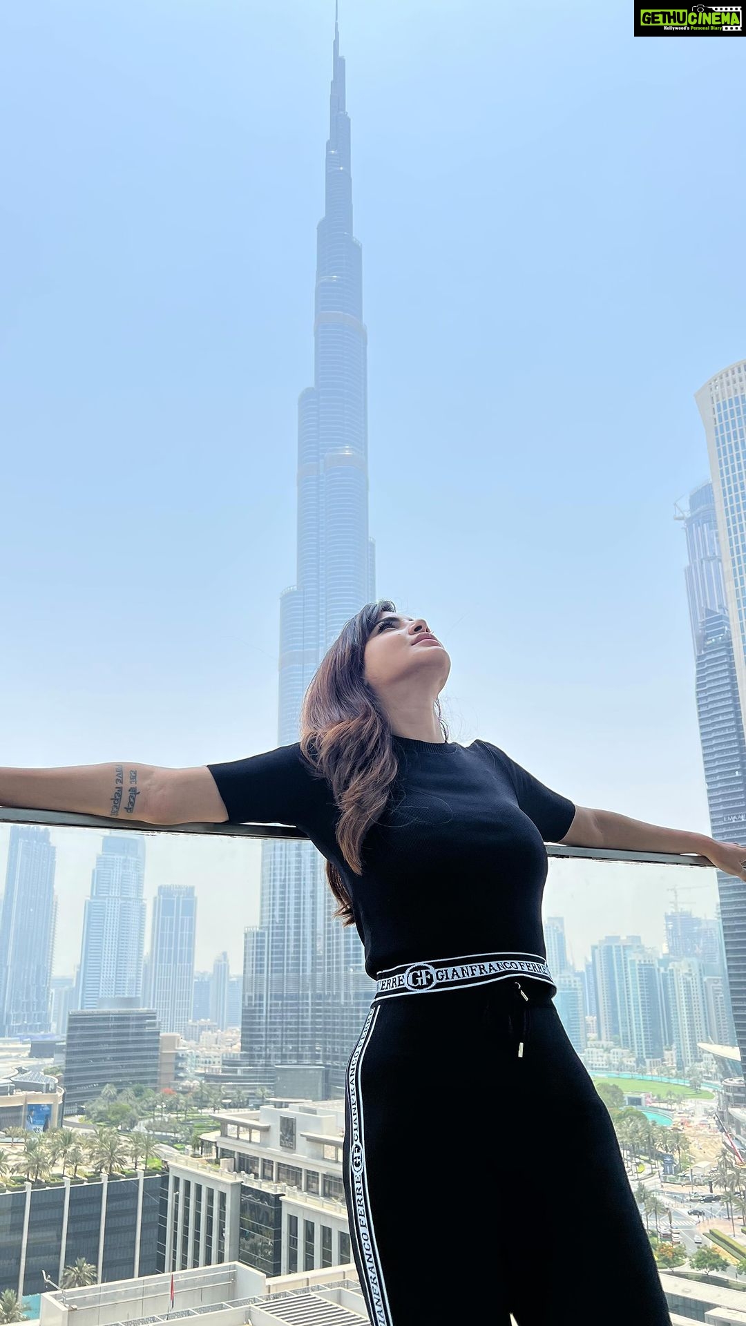 Ashu Reddy Instagram - One kiss is all it takes!! Take me back there🫠❤️ #ashureddy #dubai🇦🇪 #travelbaby 😻