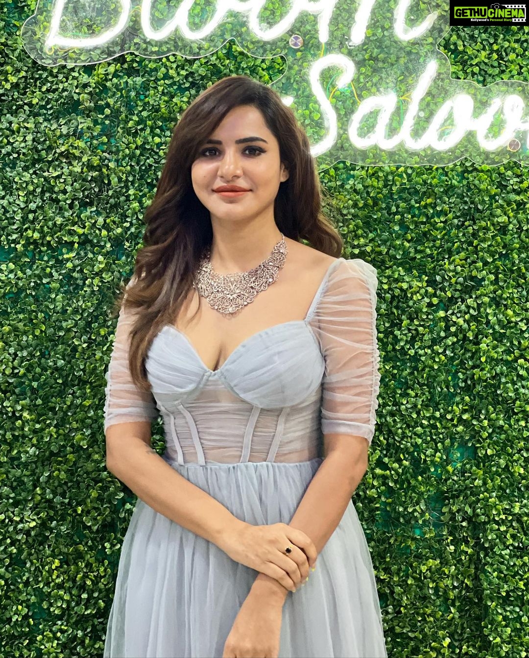 Ashu Reddy Instagram - Feeling like a Little heart 💜🫠 #ashureddy #heartwarrior ♥️