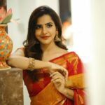 Ashu Reddy Instagram - Devotion is when you hold the well-being of others above your own ~ Sadhguru🍀♥️ #ashureddy #fridaynight #varalakshmipooja 🎉 #begood #dogood @naveen_photography_official 🫶🏻