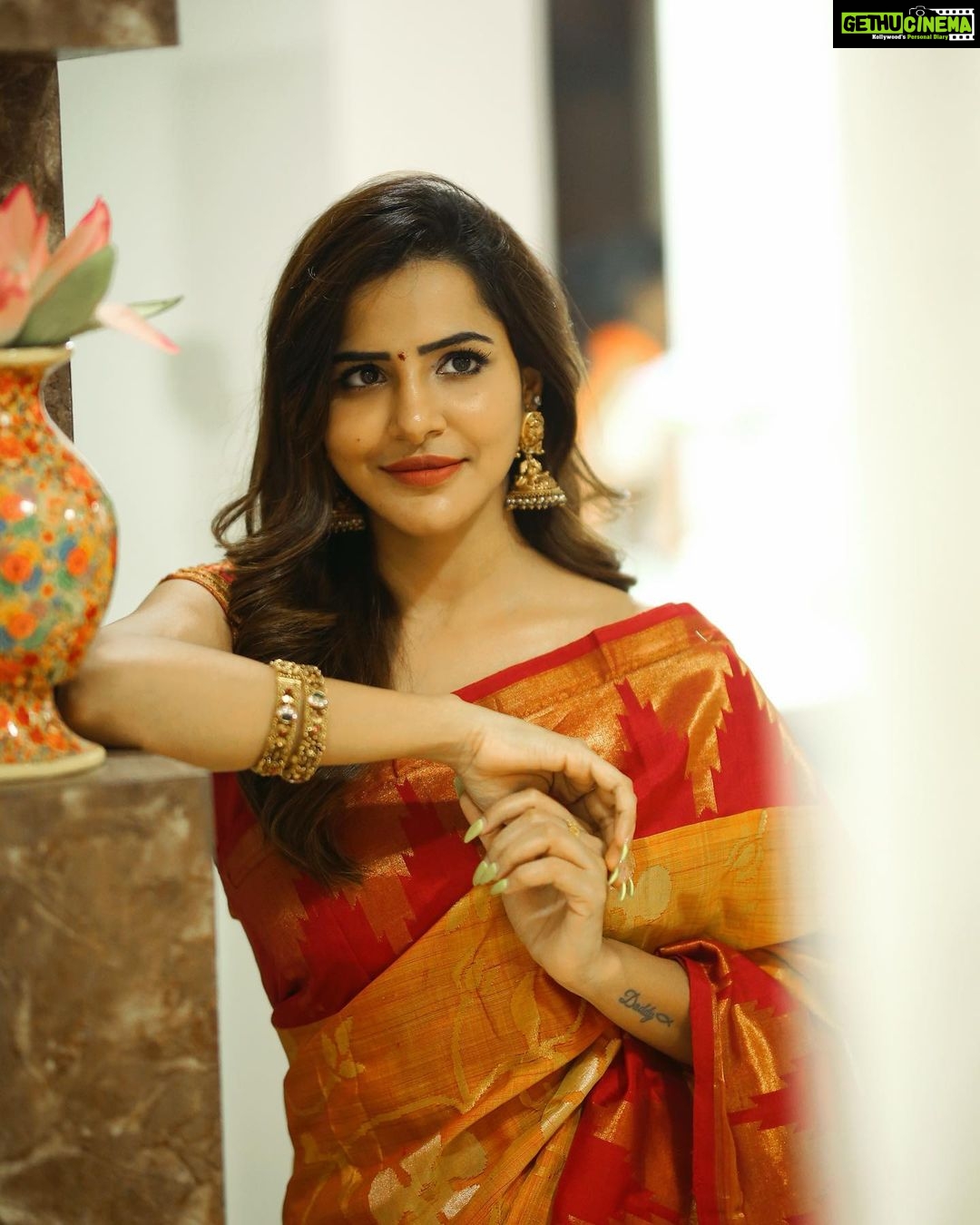 Ashu Reddy Instagram - Devotion is when you hold the well-being of others above your own ~ Sadhguru🍀♥️ #ashureddy #fridaynight #varalakshmipooja 🎉 #begood #dogood @naveen_photography_official 🫶🏻
