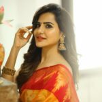 Ashu Reddy Instagram - Devotion is when you hold the well-being of others above your own ~ Sadhguru🍀♥️ #ashureddy #fridaynight #varalakshmipooja 🎉 #begood #dogood @naveen_photography_official 🫶🏻