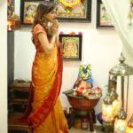 Ashu Reddy Instagram - Devotion is when you hold the well-being of others above your own ~ Sadhguru🍀♥️ #ashureddy #fridaynight #varalakshmipooja 🎉 #begood #dogood @naveen_photography_official 🫶🏻