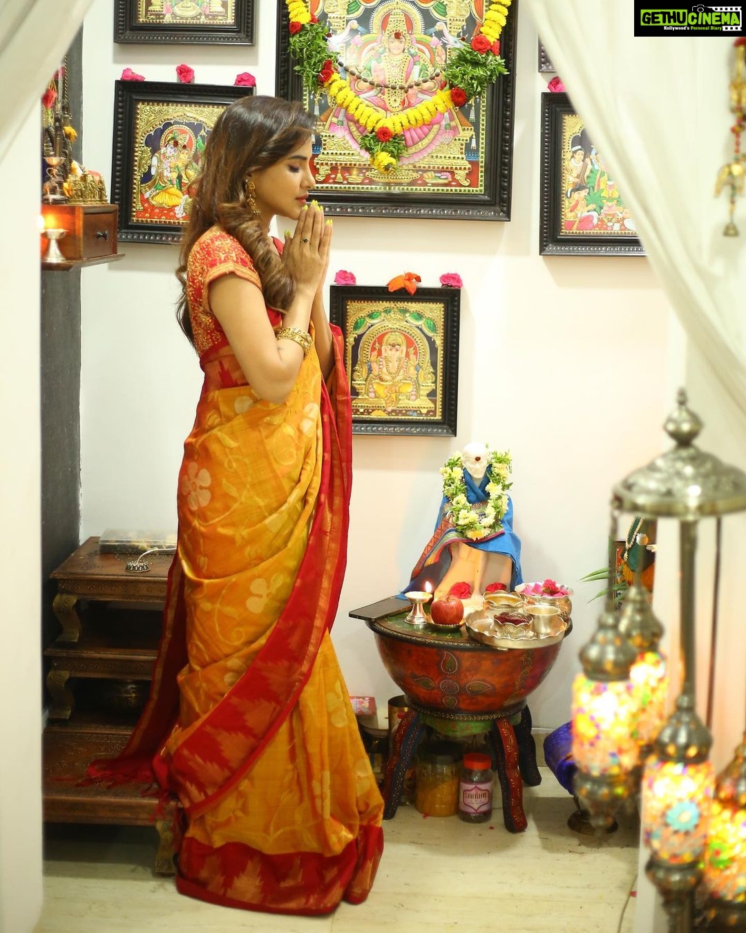 Ashu Reddy Instagram - Devotion is when you hold the well-being of others above your own ~ Sadhguru🍀♥️ #ashureddy #fridaynight #varalakshmipooja 🎉 #begood #dogood @naveen_photography_official 🫶🏻