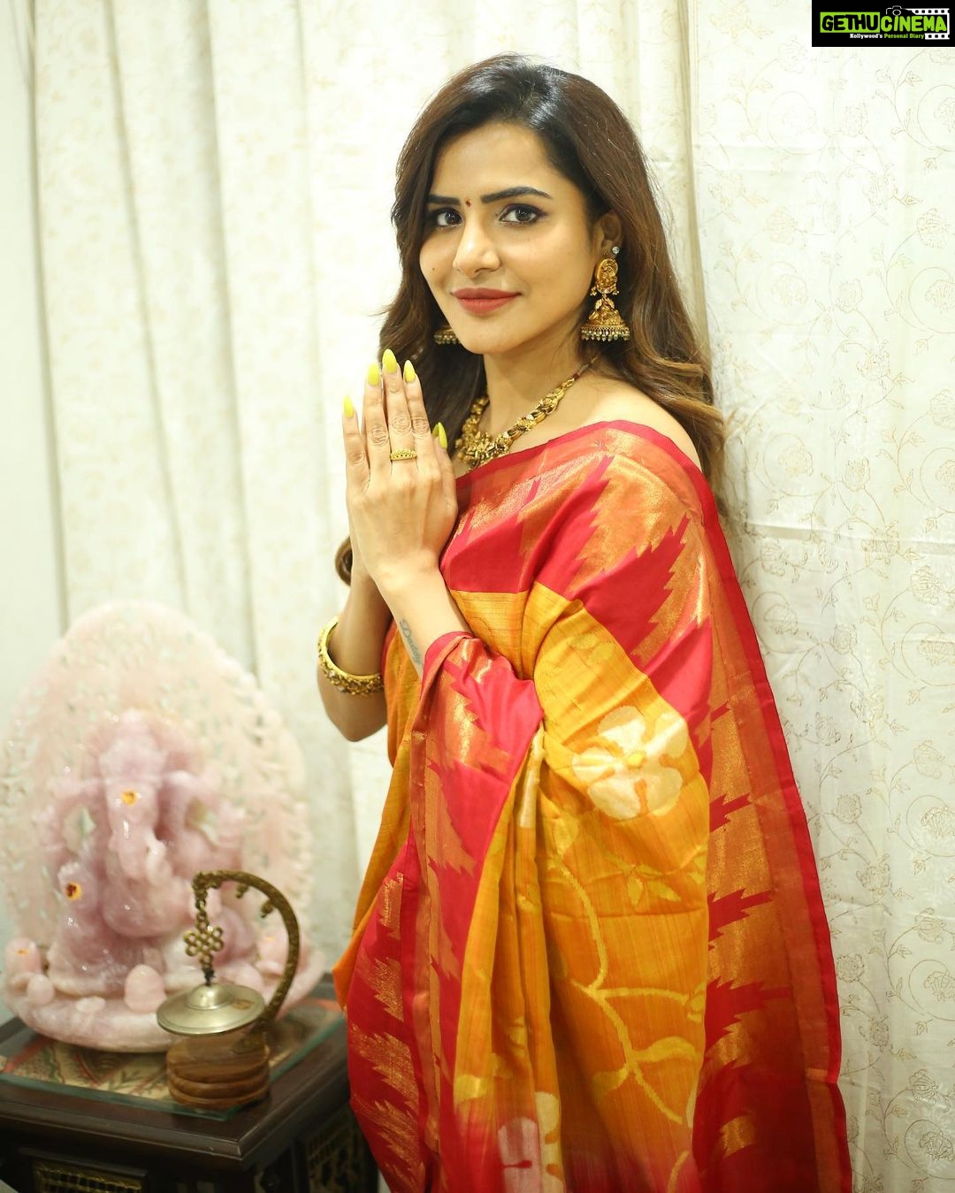 Ashu Reddy Instagram - Devotion is when you hold the well-being of others above your own ~ Sadhguru🍀♥️ #ashureddy #fridaynight #varalakshmipooja 🎉 #begood #dogood @naveen_photography_official 🫶🏻