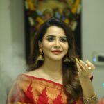 Ashu Reddy Instagram - Devotion is when you hold the well-being of others above your own ~ Sadhguru🍀♥️ #ashureddy #fridaynight #varalakshmipooja 🎉 #begood #dogood @naveen_photography_official 🫶🏻