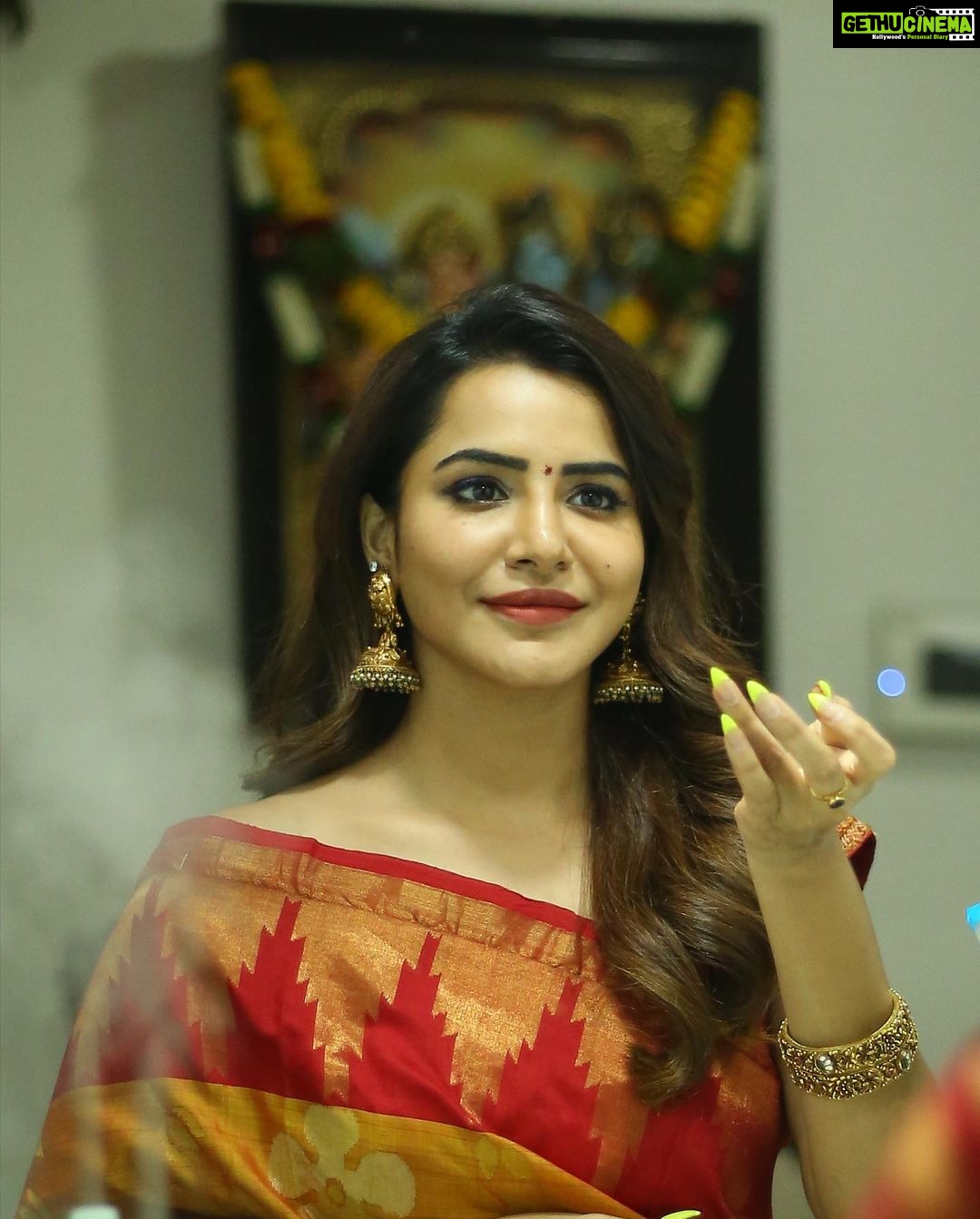 Ashu Reddy Instagram - Devotion is when you hold the well-being of others above your own ~ Sadhguru🍀♥️ #ashureddy #fridaynight #varalakshmipooja 🎉 #begood #dogood @naveen_photography_official 🫶🏻