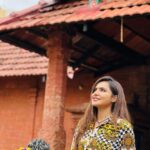 Ashu Reddy Instagram - Nimishaalo korikalu teerchey ammavaru🙏🏻 Please visit this temple once in your lifetime, it's said that "All your prayers are answered in minutes" worked for me!! Might work for you as well - Nimishamba Temple ♥️ #ashureddy #blessed #templevibes #believe Nimishamba Temple Rajarajeswari Nagar