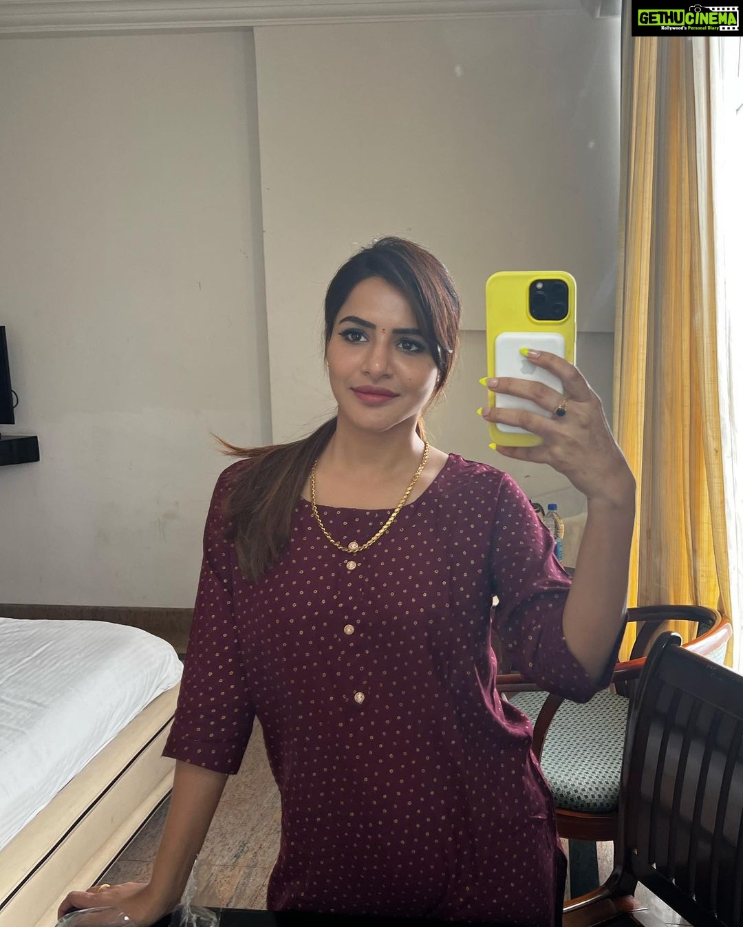 Ashu Reddy Instagram - Extremely rare••• 🌚🫠 #ashureddy #padhathiammayi #homelygirl ♥️