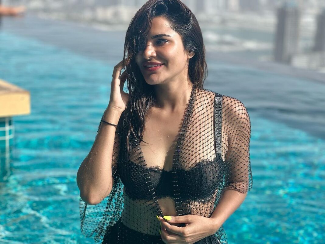 Ashu Reddy Instagram - Simply cool at the pool baby..!! ♥️ #ashureddy #poolday #dubai @auraskypool.dubai 🧸♥️ #travelholic Aura Skypool Dubai