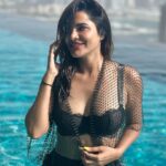 Ashu Reddy Instagram - Simply cool at the pool baby..!! ♥️ #ashureddy #poolday #dubai @auraskypool.dubai 🧸♥️ #travelholic Aura Skypool Dubai