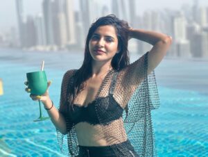 Ashu Reddy Instagram - Simply cool at the pool baby..!! ♥️ #ashureddy #poolday #dubai @auraskypool.dubai 🧸♥️ #travelholic