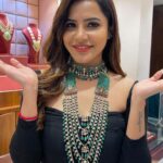 Ashu Reddy Instagram - Birthday shopping. Someone buy me this!!✌️😂 🧿 #ashureddy #jewellery #shopping #diamonds @vegasri_goldanddiamonds ♥️ #hyderabad