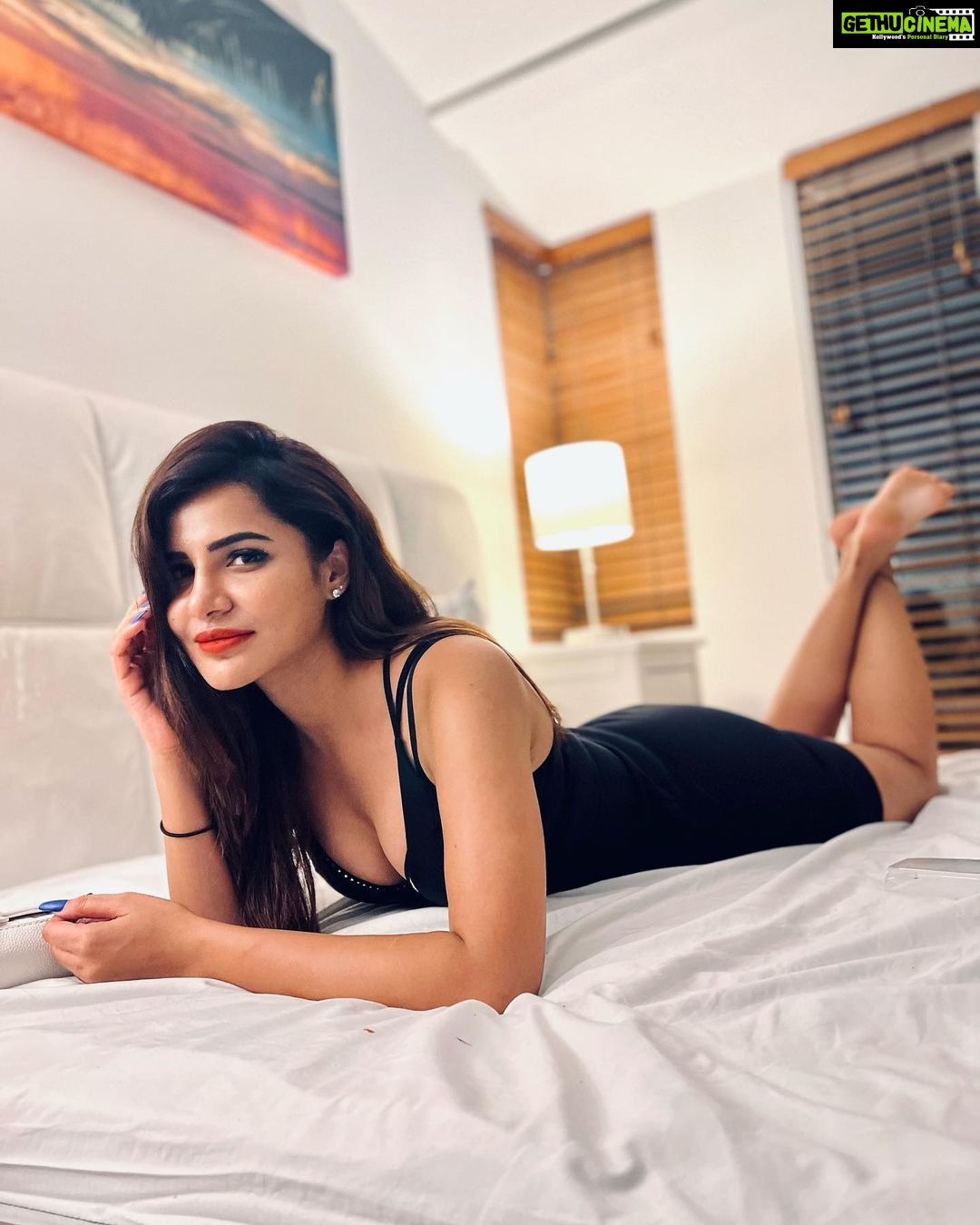 Ashu Reddy Instagram - If you're going through hell, keep going.. it's still better ! ♥️🫠 #ashureddy #darksoul #randomthoughts #traveladdict South Beach