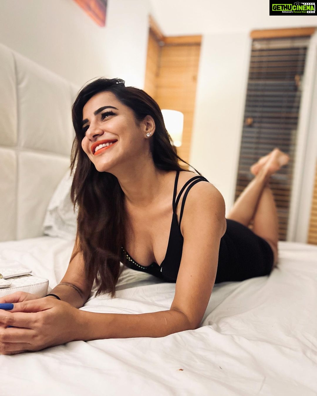Ashu Reddy Instagram - If you're going through hell, keep going.. it's still better ! ♥️🫠 #ashureddy #darksoul #randomthoughts #traveladdict South Beach