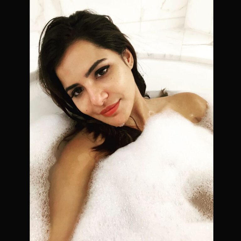 Ashu Reddy Instagram - Happiness is a looongg tub bath 🫠 🛁 🚿 #ashureddy #pleasantdreams #showerthoughts #savewater💧 ♥️