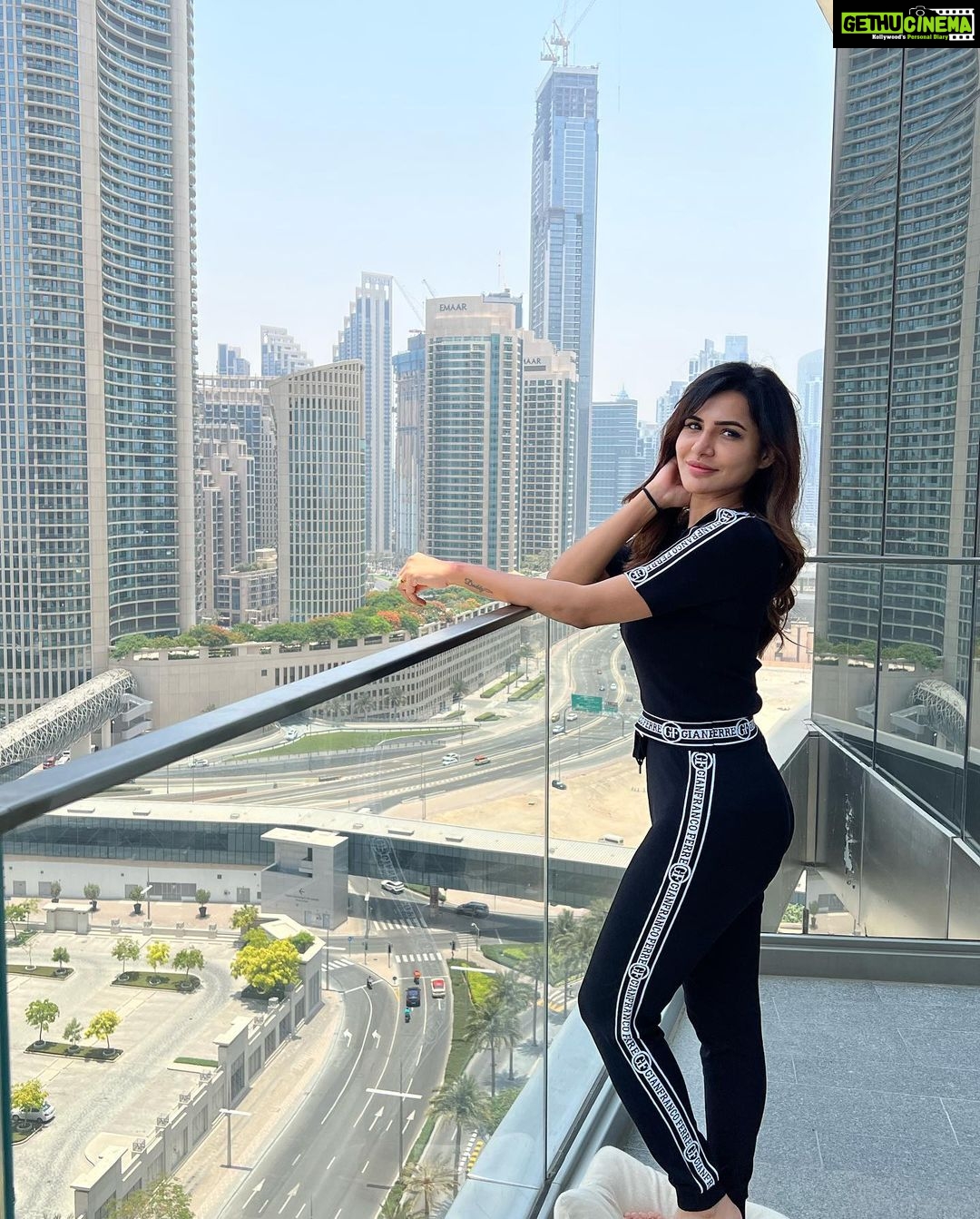 Ashu Reddy Instagram - No one can love you better, so love yourself 🫠♥️ #ashureddy #selflove #imthevibe 😎💥🍕 Address Sky View