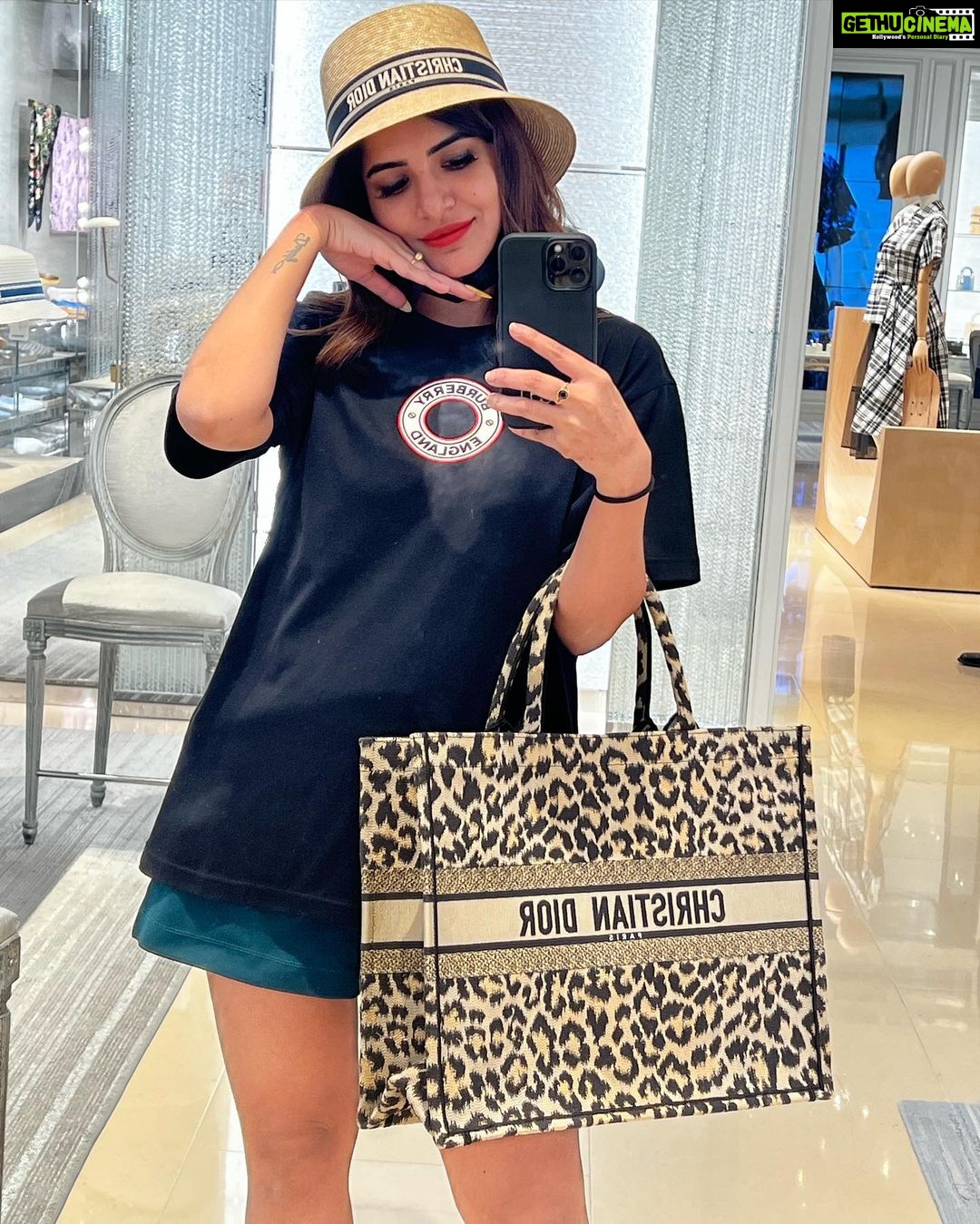 Ashu Reddy Instagram - No one can love you better, so love yourself 🫠♥️ #ashureddy #selflove #imthevibe 😎💥🍕 Address Sky View