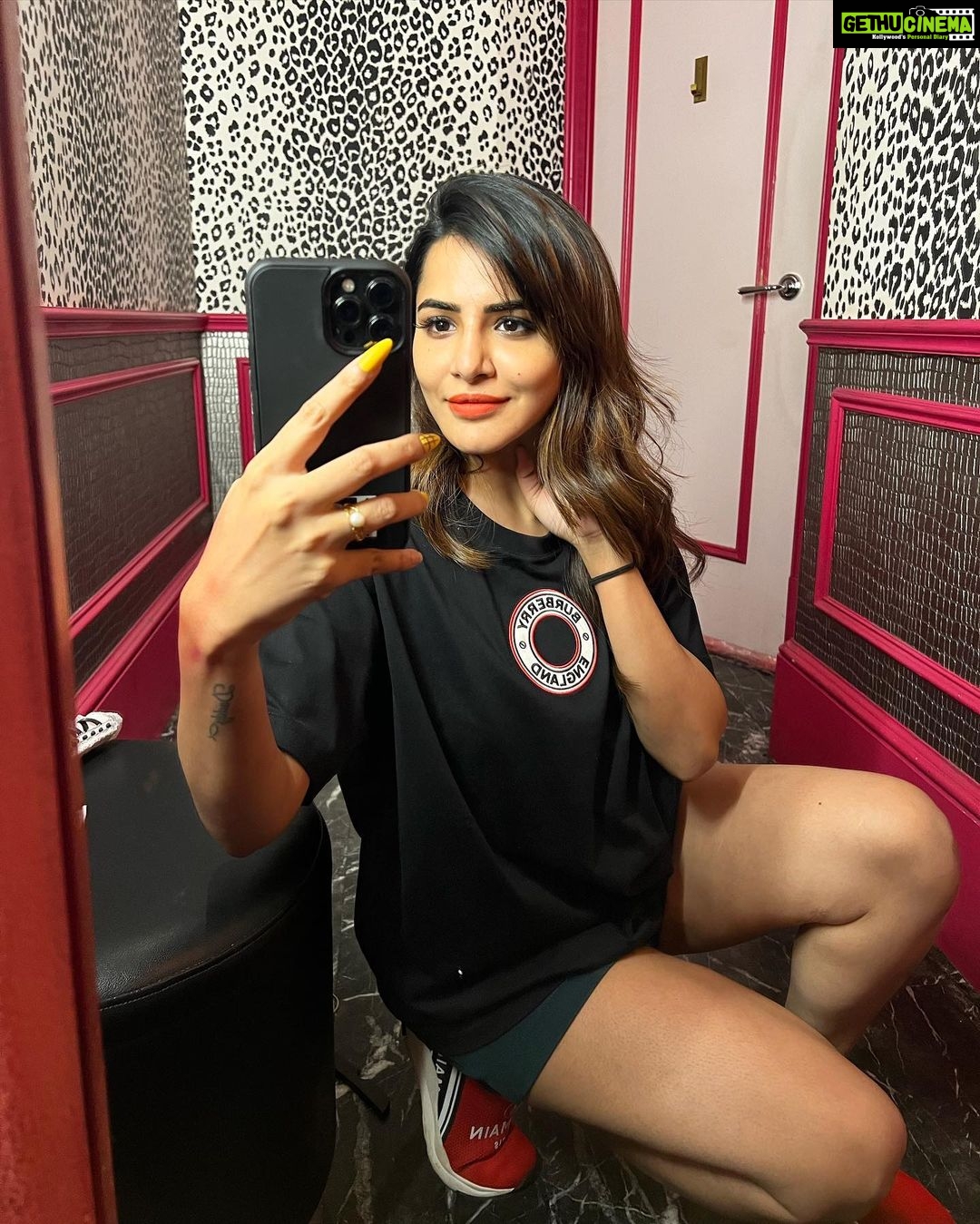 Ashu Reddy Instagram - No one can love you better, so love yourself 🫠♥️ #ashureddy #selflove #imthevibe 😎💥🍕 Address Sky View