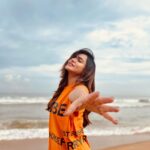 Ashu Reddy Instagram - Can't keep my hands to myself 🫠♥️ #ashureddy #beachvibes #feelalive #positivity Vizag - The City Of Destiny