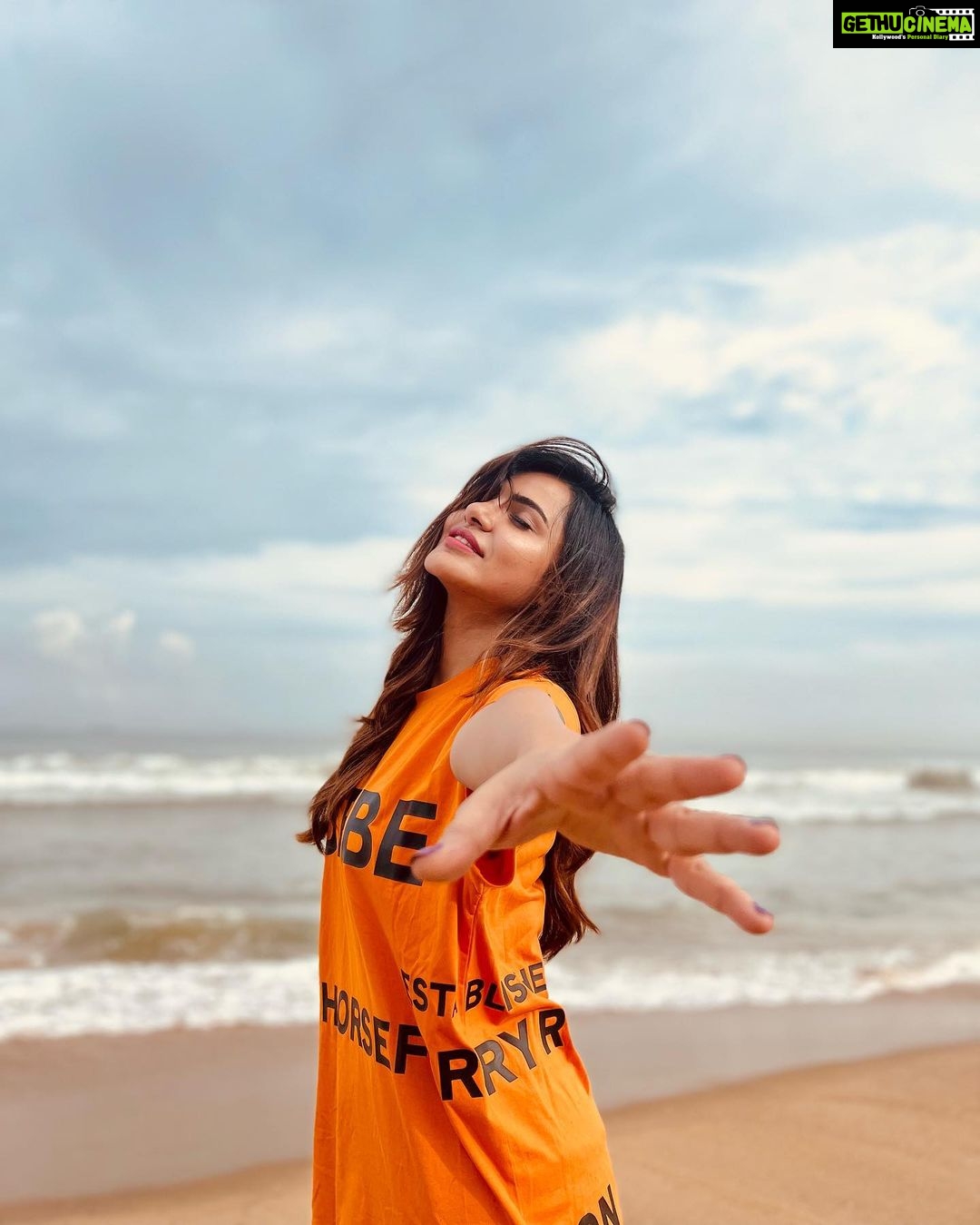 Ashu Reddy Instagram - Can't keep my hands to myself 🫠♥️ #ashureddy #beachvibes #feelalive #positivity Vizag - The City Of Destiny
