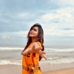 Ashu Reddy Instagram - Can't keep my hands to myself 🫠♥️ #ashureddy #beachvibes #feelalive #positivity Vizag - The City Of Destiny