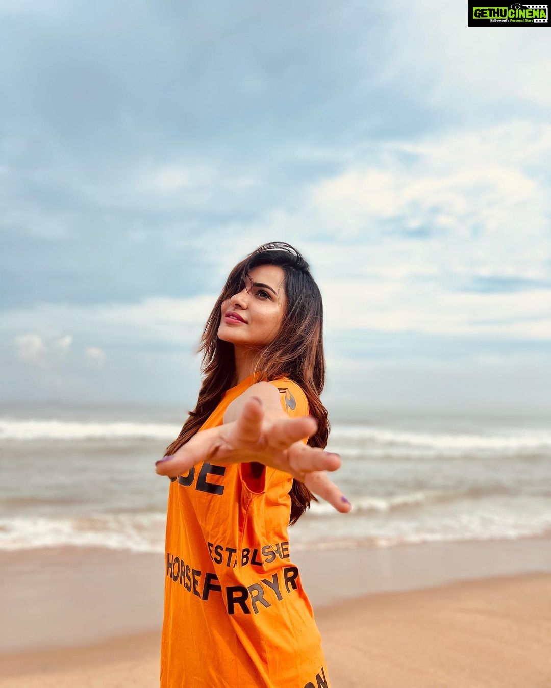 Ashu Reddy Instagram - Can't keep my hands to myself 🫠♥️ #ashureddy #beachvibes #feelalive #positivity Vizag - The City Of Destiny