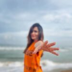 Ashu Reddy Instagram - Can't keep my hands to myself 🫠♥️ #ashureddy #beachvibes #feelalive #positivity Vizag - The City Of Destiny