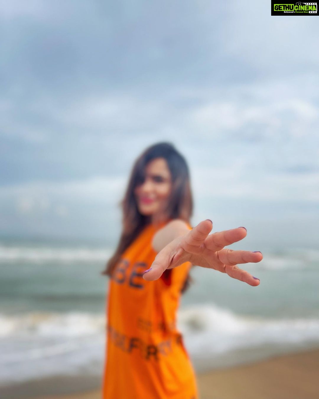 Ashu Reddy Instagram - Can't keep my hands to myself 🫠♥️ #ashureddy #beachvibes #feelalive #positivity Vizag - The City Of Destiny