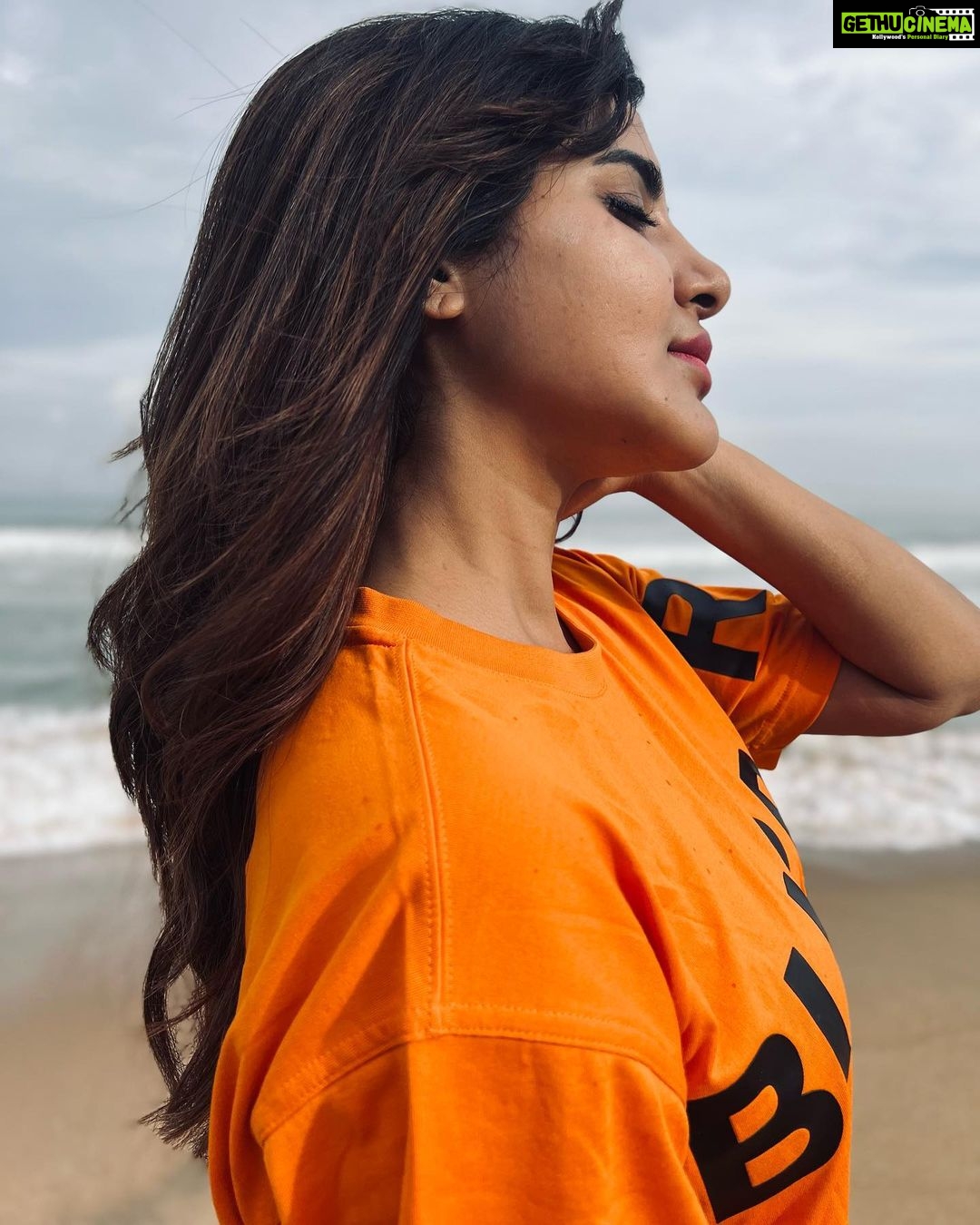 Ashu Reddy Instagram - It's a clear sky, Suryudu is manding !! 🥹😂❤️ #ashureddy #travelphotography #photoeveryday thanks for the clicks @ajay_kathurvar 🐒 #broski 🦆 @burberry