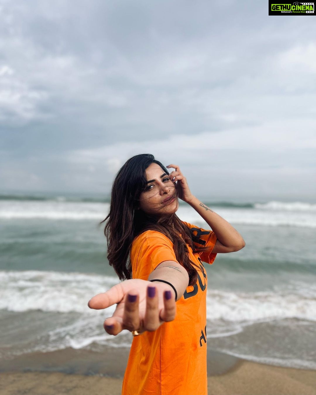 Ashu Reddy Instagram - It's a clear sky, Suryudu is manding !! 🥹😂❤️ #ashureddy #travelphotography #photoeveryday thanks for the clicks @ajay_kathurvar 🐒 #broski 🦆 @burberry
