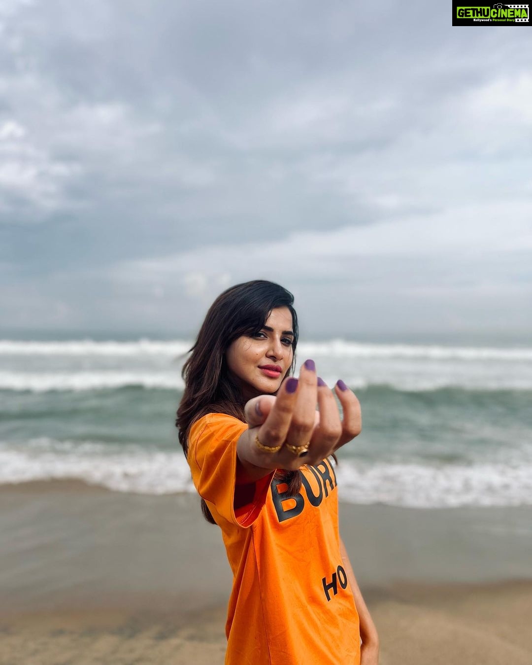Ashu Reddy Instagram - It's a clear sky, Suryudu is manding !! 🥹😂❤️ #ashureddy #travelphotography #photoeveryday thanks for the clicks @ajay_kathurvar 🐒 #broski 🦆 @burberry