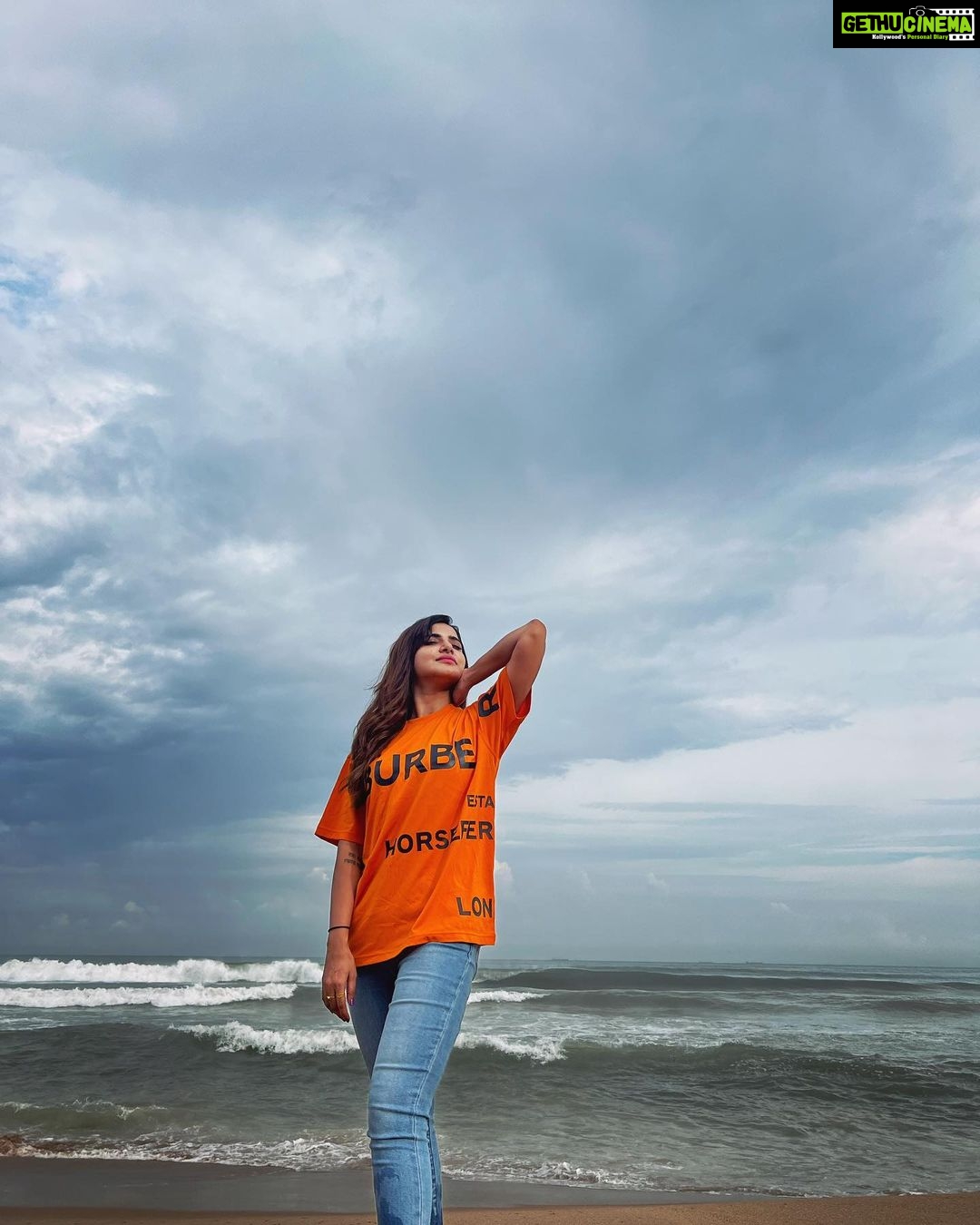 Ashu Reddy Instagram - It's a clear sky, Suryudu is manding !! 🥹😂❤️ #ashureddy #travelphotography #photoeveryday thanks for the clicks @ajay_kathurvar 🐒 #broski 🦆 @burberry