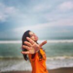 Ashu Reddy Instagram - It's a clear sky, Suryudu is manding !! 🥹😂❤️ #ashureddy #travelphotography #photoeveryday thanks for the clicks @ajay_kathurvar 🐒 #broski 🦆 @burberry