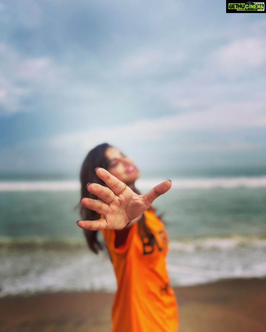Ashu Reddy Instagram - It's a clear sky, Suryudu is manding !! 🥹😂❤️ #ashureddy #travelphotography #photoeveryday thanks for the clicks @ajay_kathurvar 🐒 #broski 🦆 @burberry