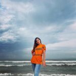 Ashu Reddy Instagram - It's a clear sky, Suryudu is manding !! 🥹😂❤️ #ashureddy #travelphotography #photoeveryday thanks for the clicks @ajay_kathurvar 🐒 #broski 🦆 @burberry