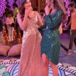 Ashu Reddy Instagram - F.R.I.E.N.D.S #frienshipgoals #ariyanaglory #ariyana #ashureddy Costume @myroopamsboutique Styled by :- @navneeth_bhansali