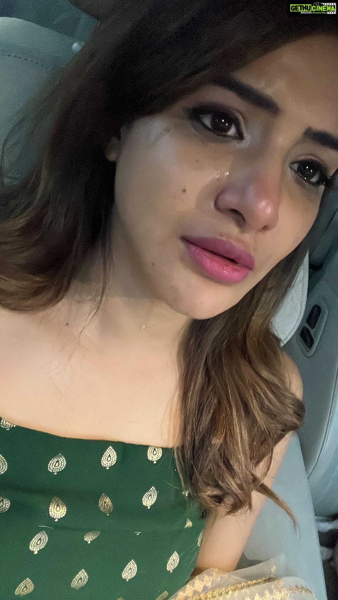 Ashu Reddy Instagram - I miss you mommy🙁 Please send her back soon @divvik ♥️ #ashureddy #missingmom #feelinglonelywithoutyou