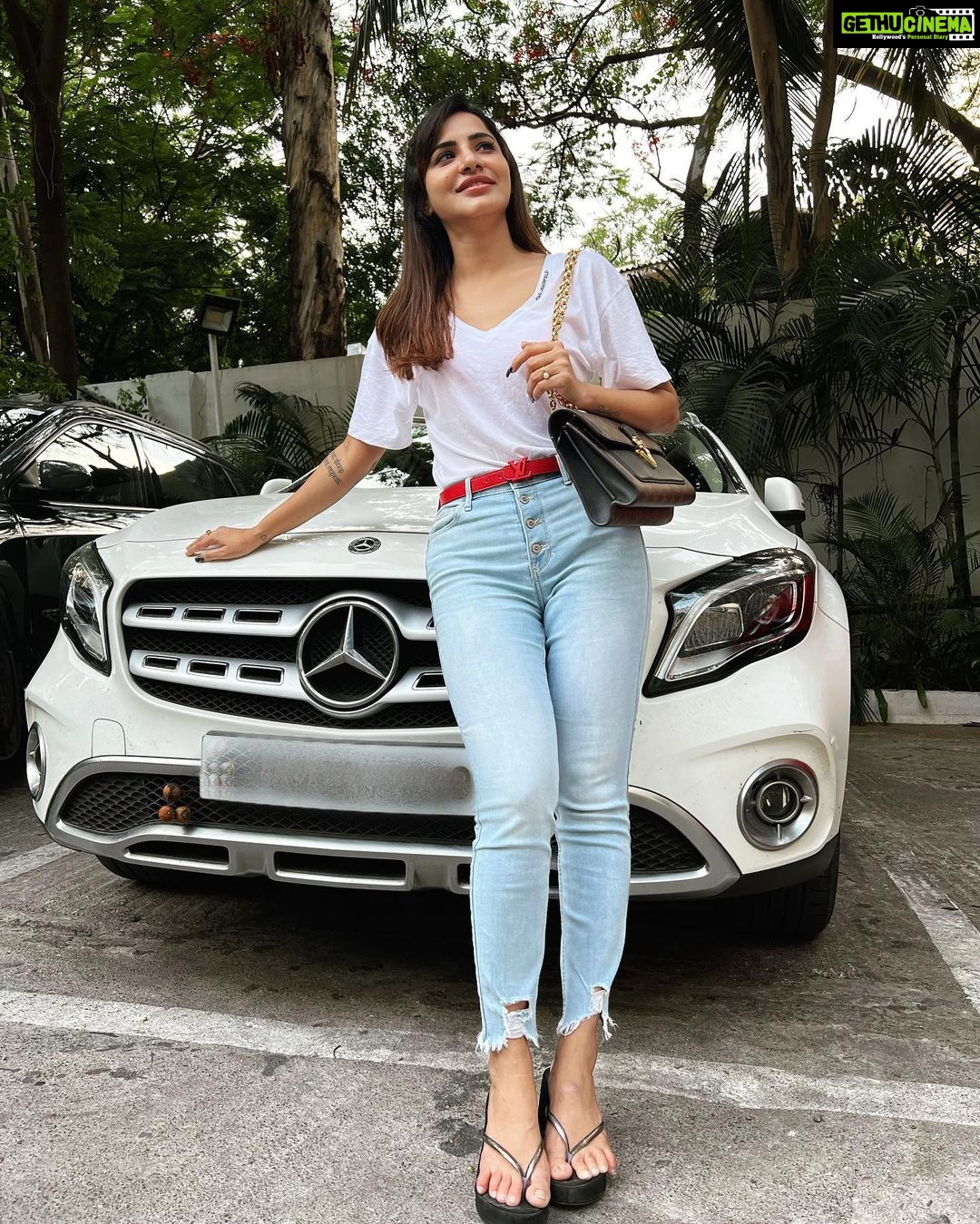 Ashu Reddy Instagram - My flex ~ Coffee. Cars. Trips, nothing else. Coming with mee?!👻☕️💃🏻♥️ #ashureddy #flexingeveryday #vibematters 🤗