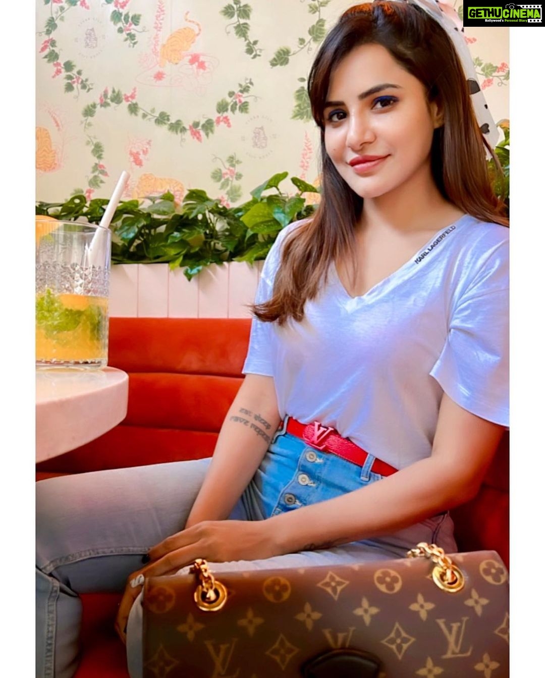 Ashu Reddy Instagram - I'm package of savage and sweetness 👻💃🏻 #ashureddy #goodvibesonly 🤷🏻♀️ ☕️