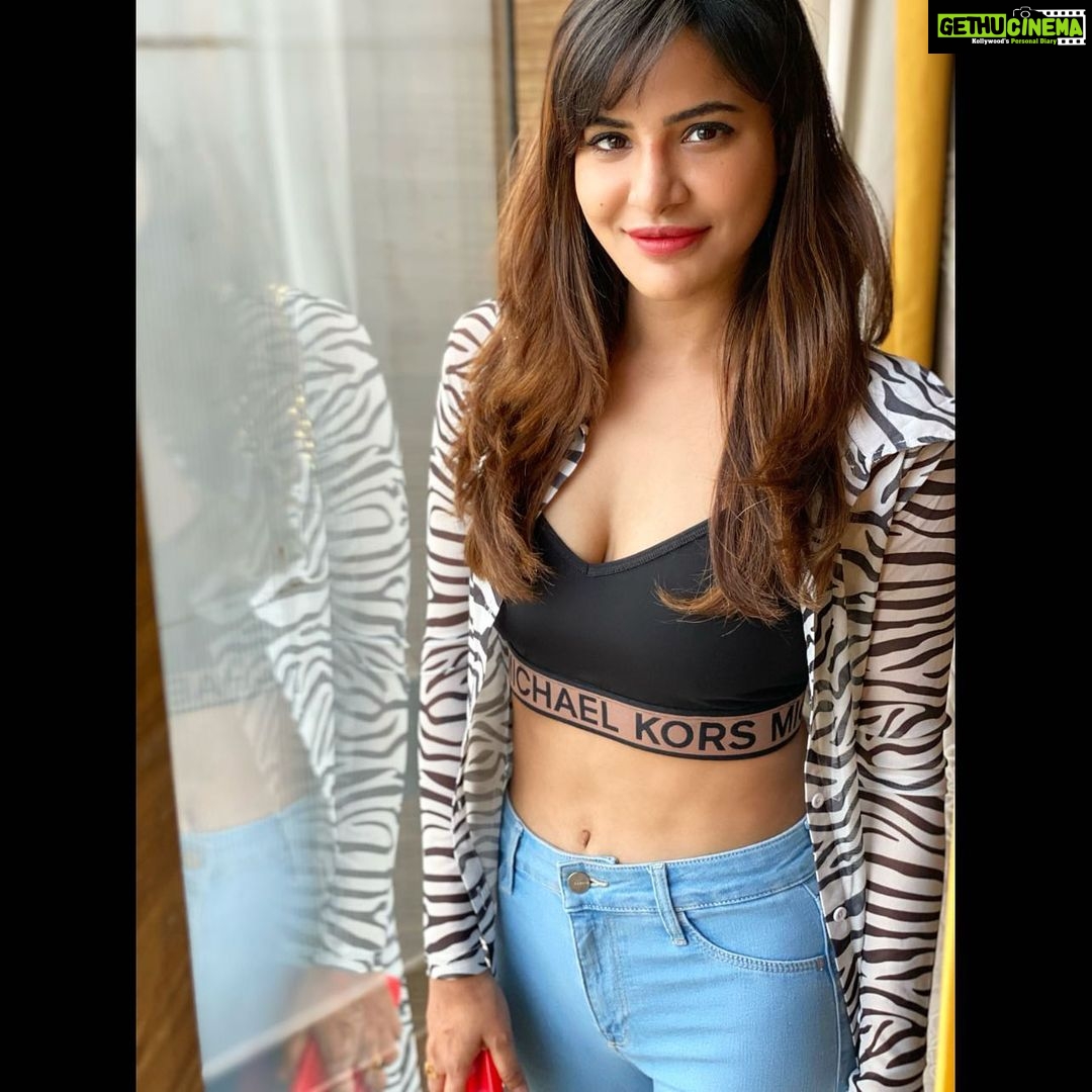 Ashu Reddy Instagram - Her vibe is rare, so is her mess!! 🦀♥️ #ashureddy #photooftheday #traveldiaries
