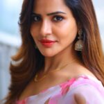 Ashu Reddy Instagram - Feels with reels🌟♥️ #ashureddy @joshapp.telugu @officialjoshapp #reels #reelsinstagram @naveen_photography_official