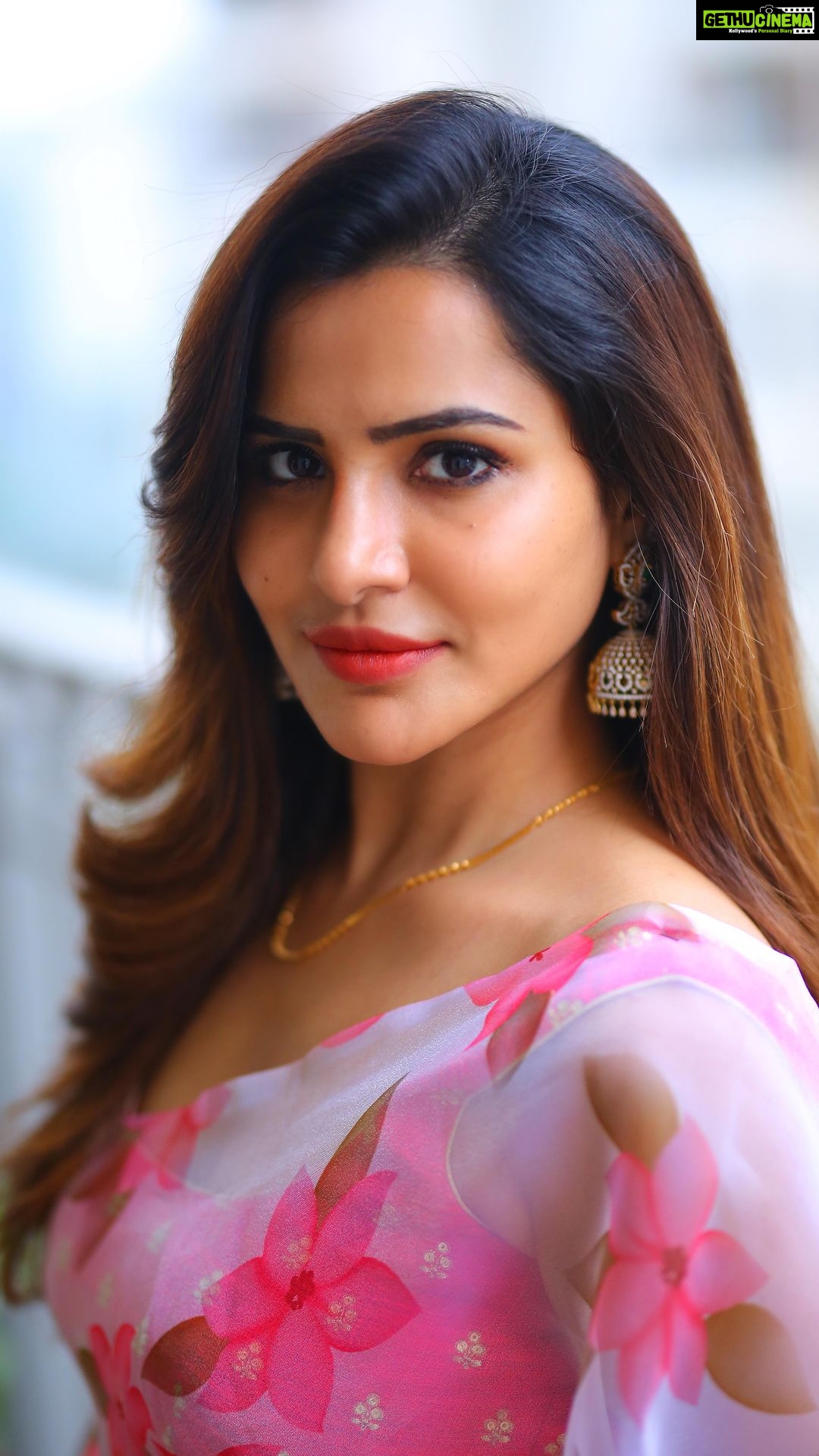 Ashu Reddy Instagram - Feels with reels🌟♥️ #ashureddy @joshapp.telugu @officialjoshapp #reels #reelsinstagram @naveen_photography_official