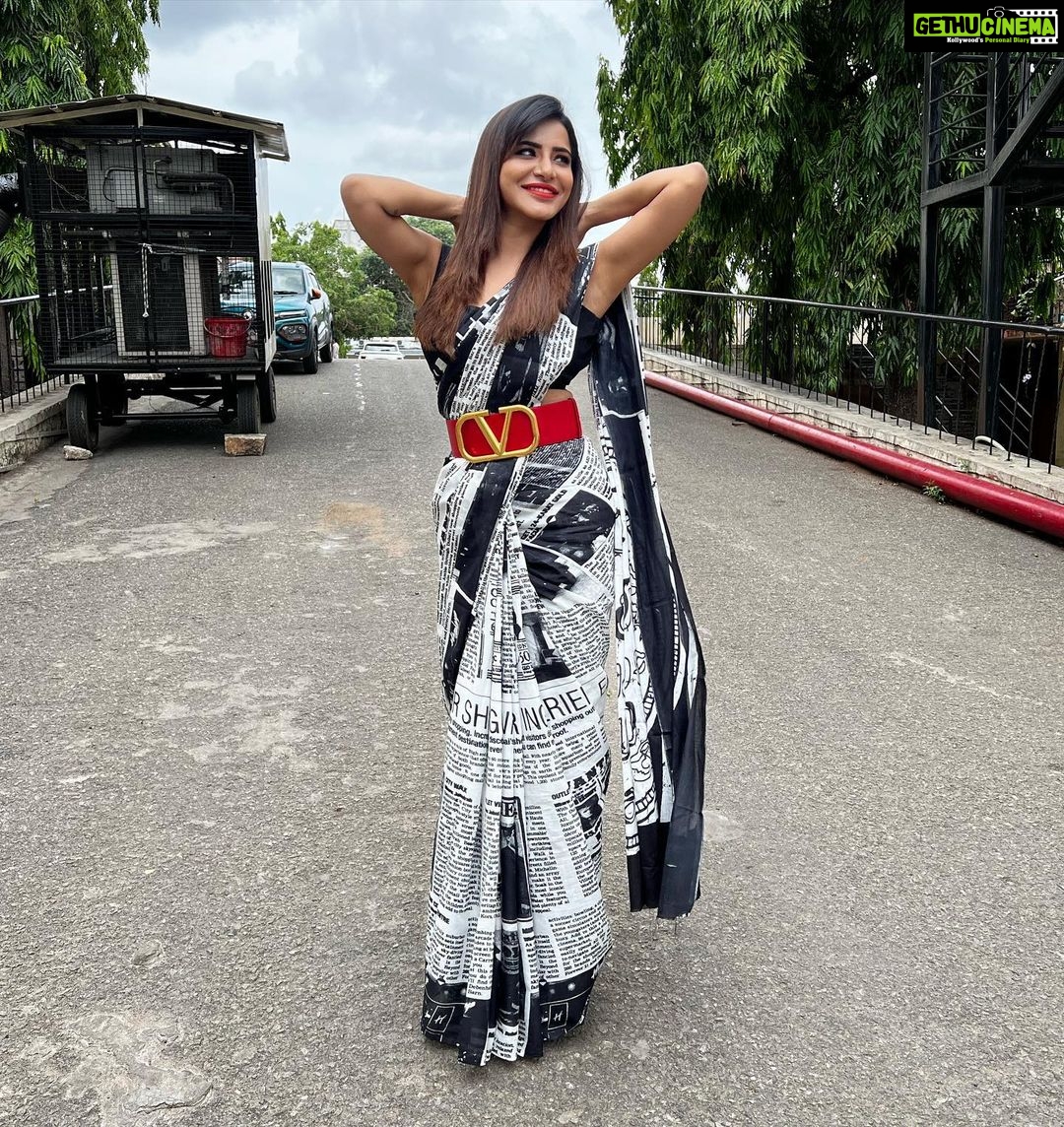 Ashu Reddy Instagram - Have you read today's newspaper ♥️🫠 #ashureddy #sareefeels @maisonvalentino 😍