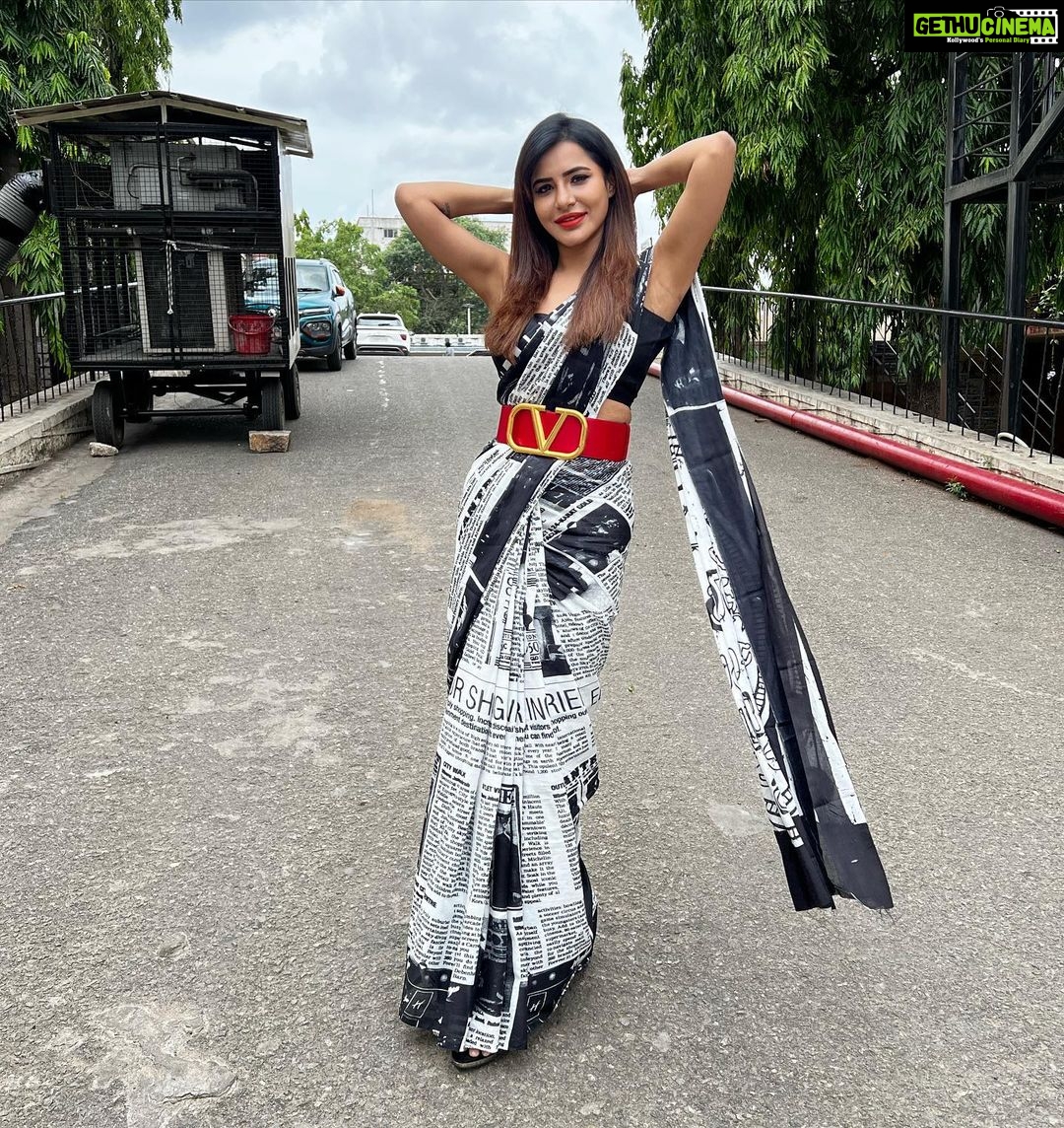 Ashu Reddy Instagram - Have you read today's newspaper ♥️🫠 #ashureddy #sareefeels @maisonvalentino 😍