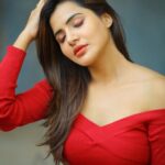 Ashu Reddy Instagram - One day, you'll leave this world behind, so live a life, you will remember..!! 🫠♥️ #ashureddy #stayconnected #staycool #positivevibes @naveen_photography_official @hairstylistravi