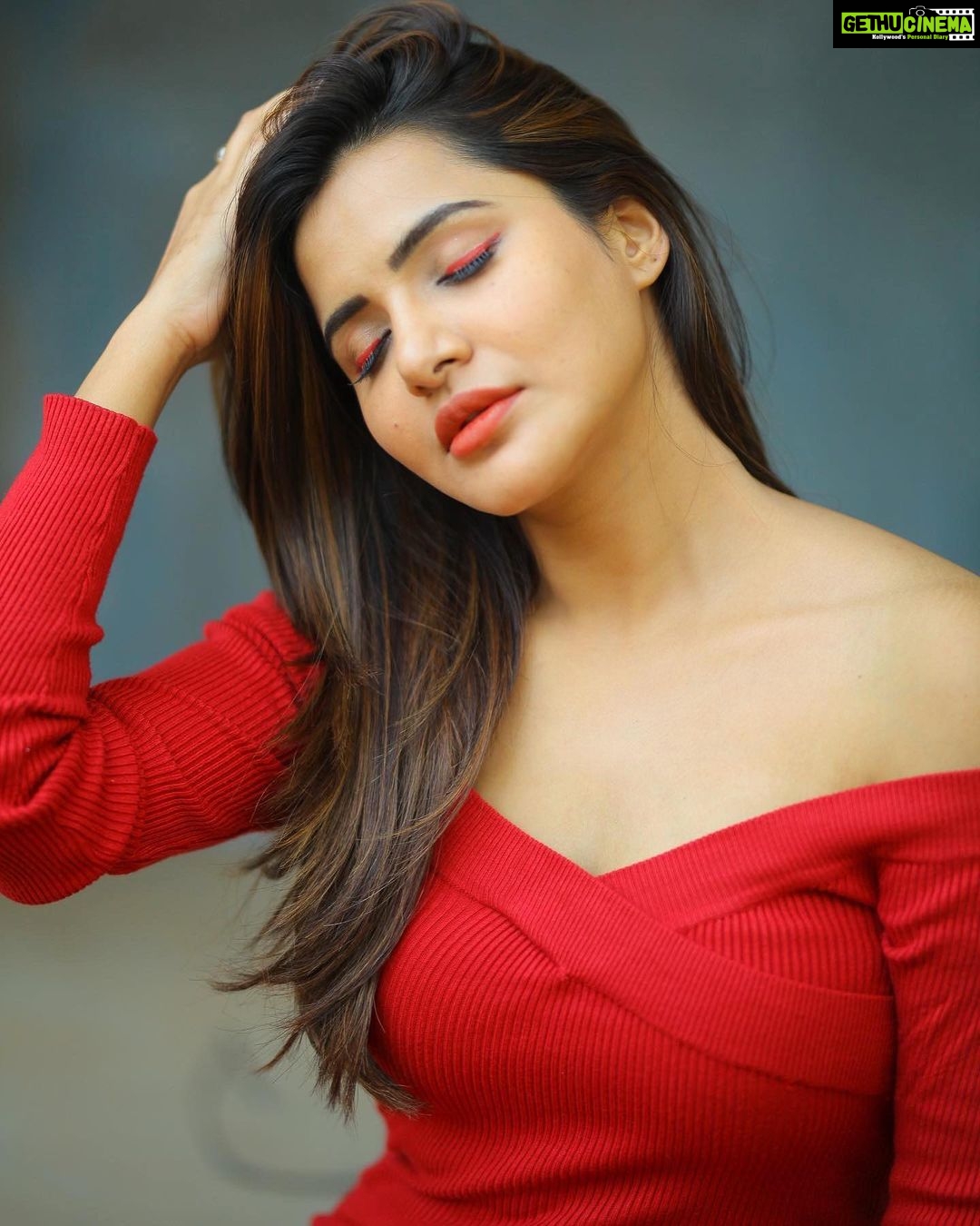 Ashu Reddy Instagram - One day, you'll leave this world behind, so live a life, you will remember..!! 🫠♥️ #ashureddy #stayconnected #staycool #positivevibes @naveen_photography_official @hairstylistravi