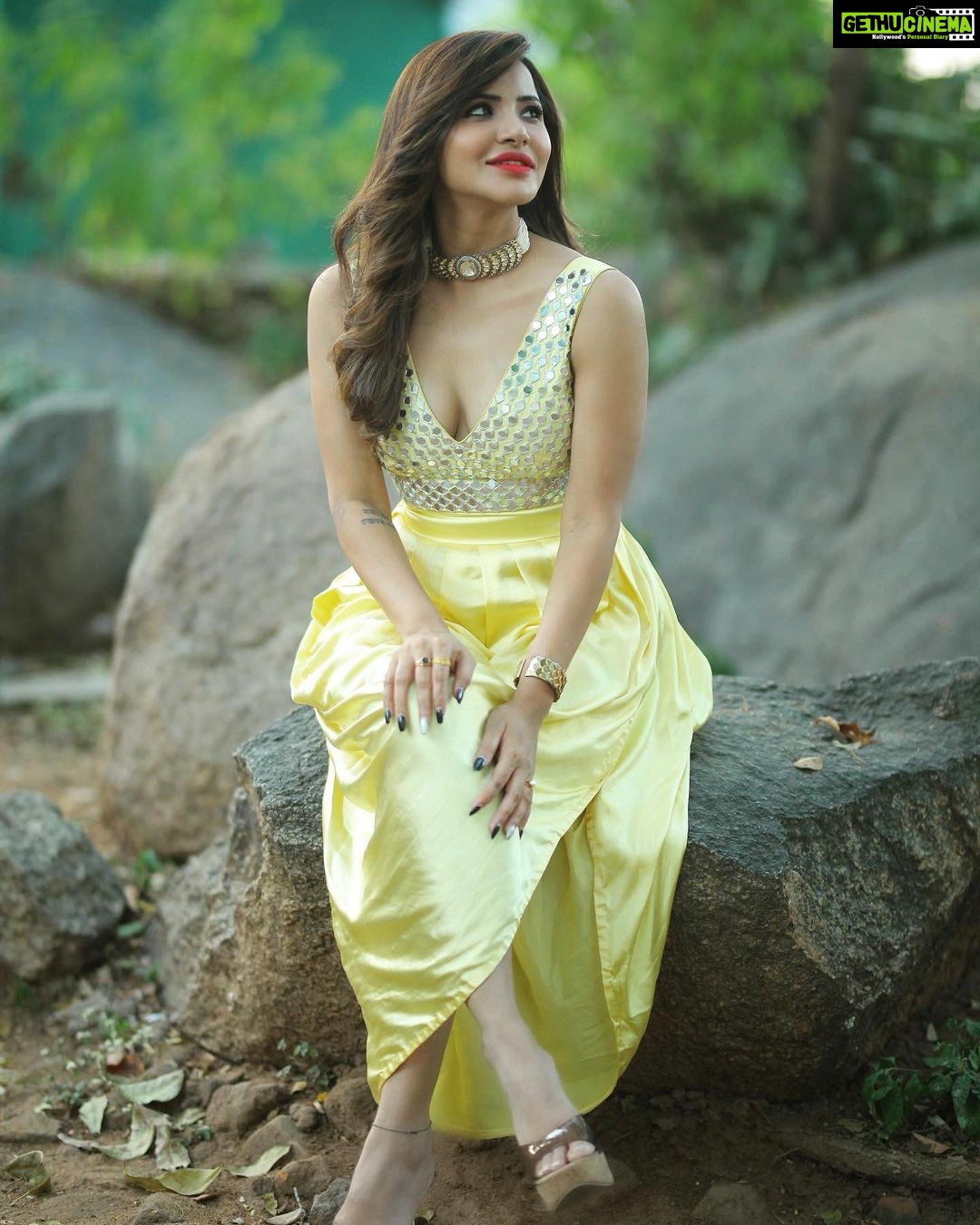 Ashu Reddy Instagram - Breathtakingly breathless! 💕 #ashureddy #photoshoot @naveen_photography_official