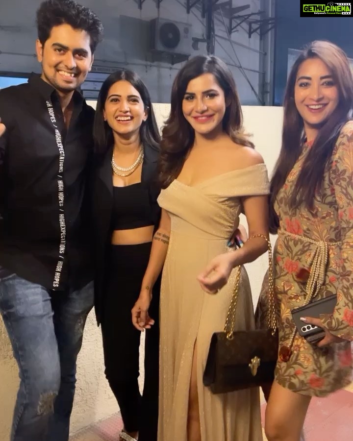 Ashu Reddy Instagram - Takes time, but always together!♥️🤷🏻♀️ For an event last night!!🤗 #ashureddy #biggbossfamily 💕 #gratefuleveryday